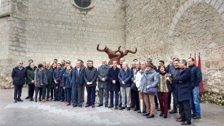 Concejales y personalidades del mundo del vino junto a la obra escultórica