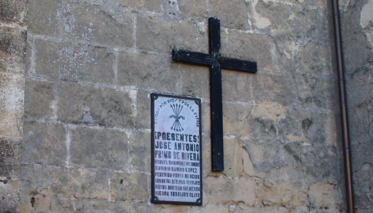 Una placa franquista en la iglesia de Buendía