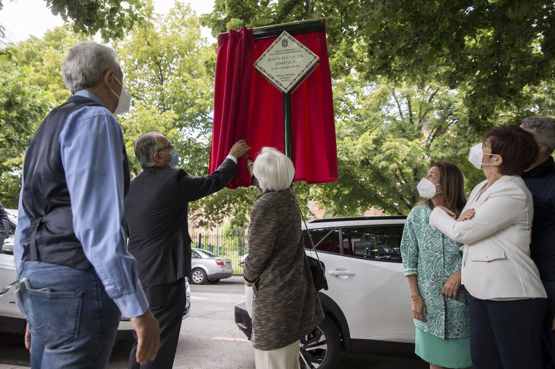 Pamplona coloca la última placa en memoria de las víctimas de ETA