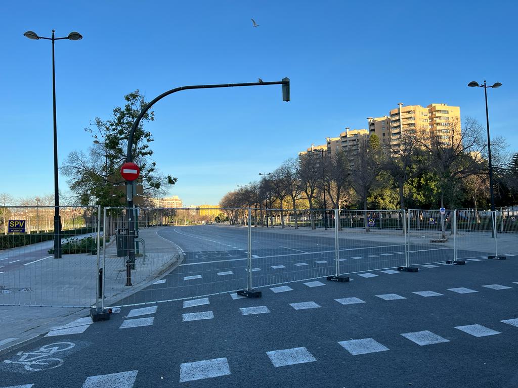 La prolongación del paseo de la Alameda ha amanecido cortada y vallada de cara a los preparativos de los castillos de fuegos artificiales