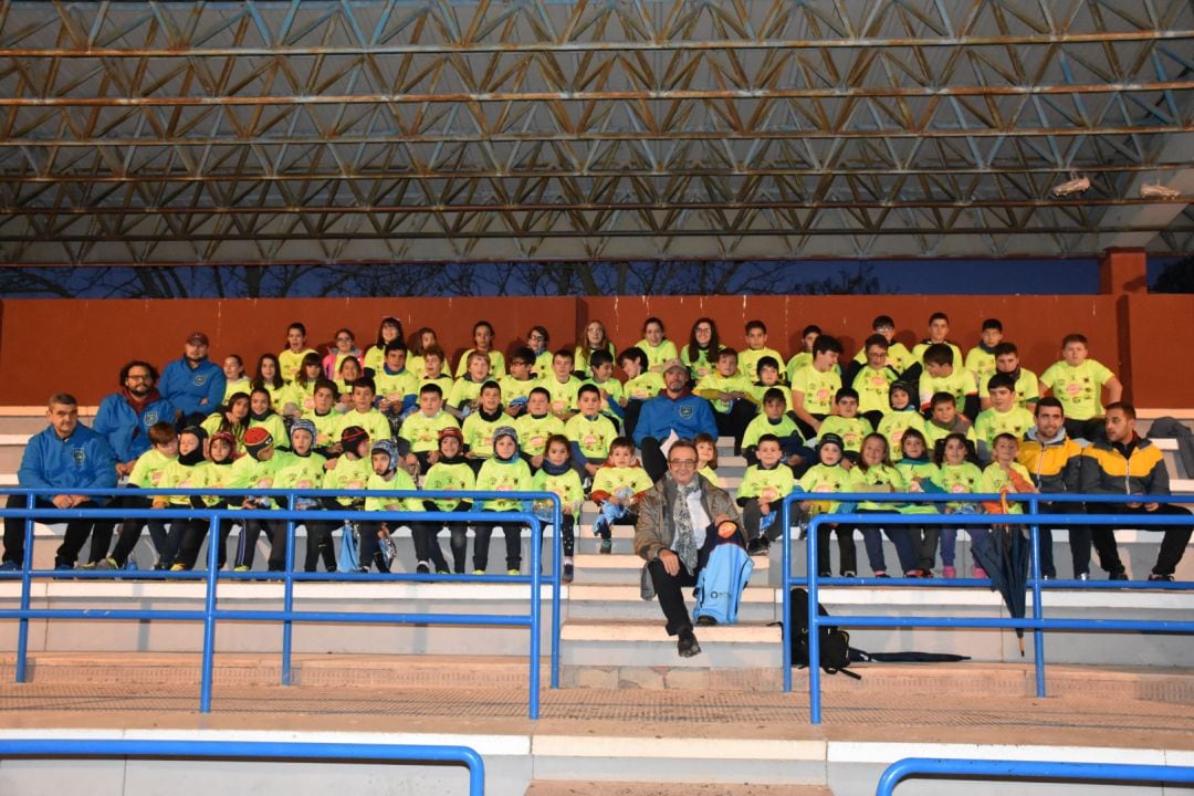 Foto de familia de todos los integrantes de la cantera del Rugby Aranda junto con algunos de los patrocinadores.