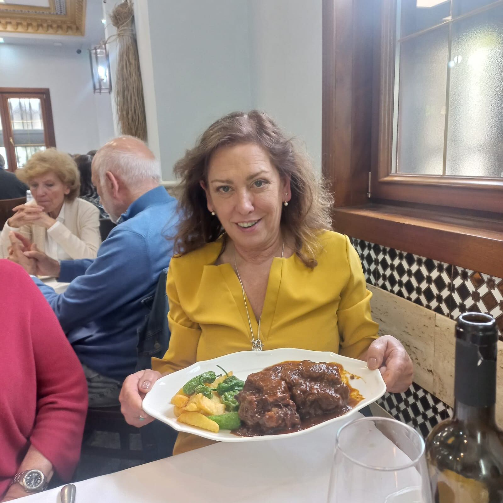 Mireia Alonso muestra el generoso plato de rabo en salsa de Madrid