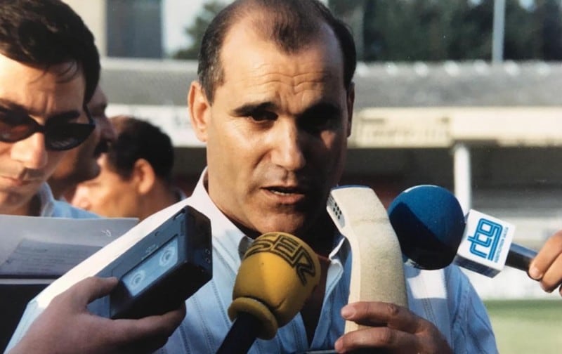 José María Caneda, en el antiguo campo de Santa Isabel, atendiendo a los medios de comunicación