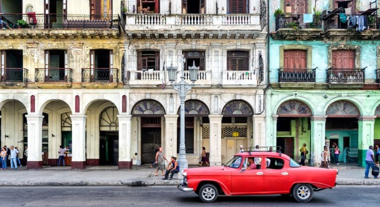 Imagen de un coche circulando por una calle de La Habana