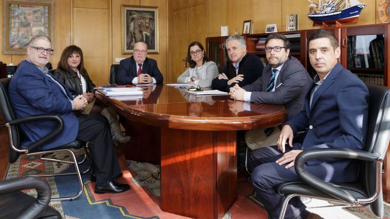 Carmen Díez Marzal, segunda por la izquierda, junto al consejero de Empleo, Juan José Sota.