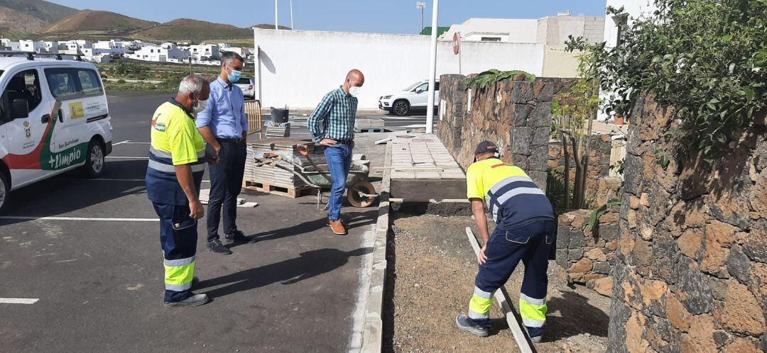 Alexis Tejera, alcalde de San Bartolomé, junto al concejal de Vías y Obras, Raúl de León, observando uno de los trabajos.