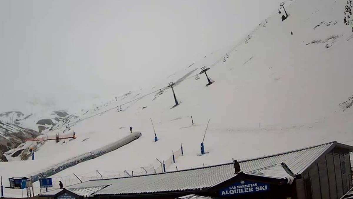 La nieve regresa al Pirineo aragonés en pleno abril y deja una estampa invernal