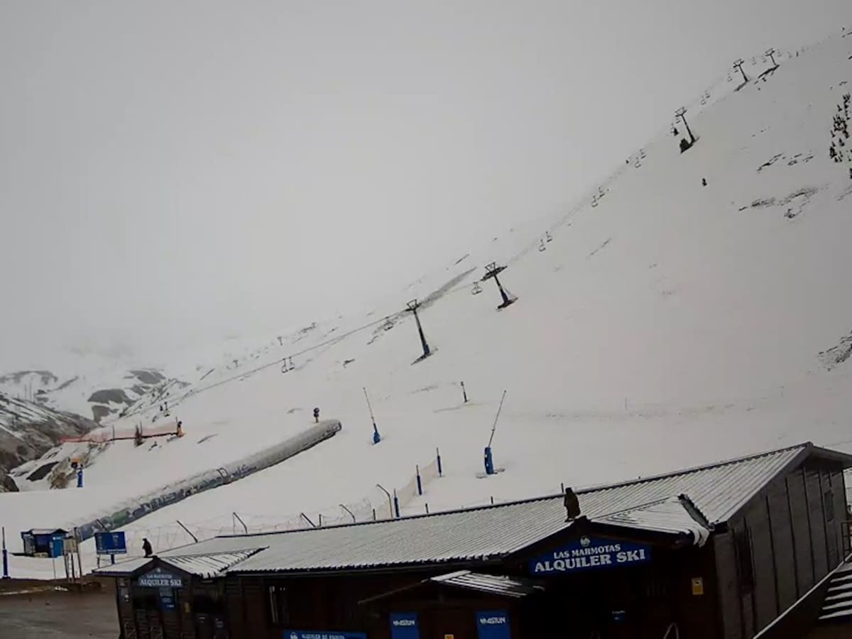 La nieve regresa al Pirineo aragonés en pleno abril y deja una estampa invernal