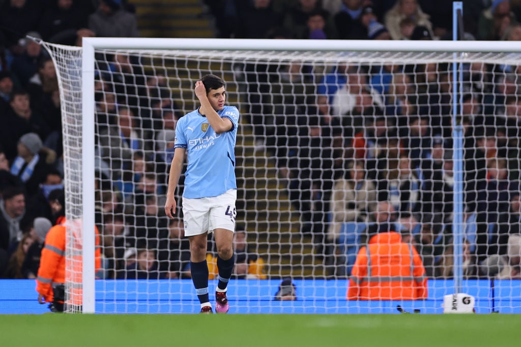 Abdukodir Khusanov en su debut en la Premier League en el partido entre el Manchester City y el Chelsea.