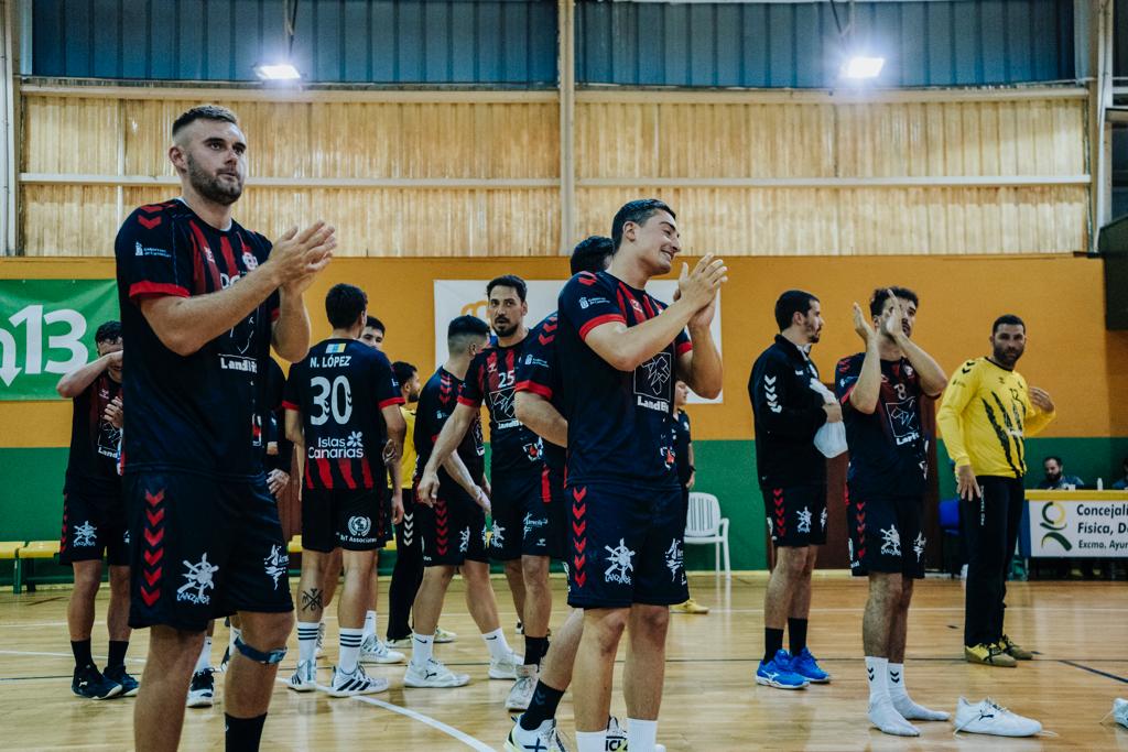 Los jugadores lanzaroteños celebrando la victoria.