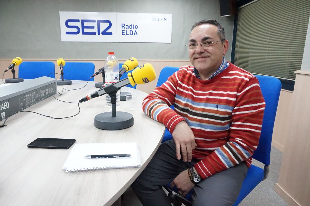 Enrique Quiles, cargo de confianza de la alcaldía de Elda, ha visitado el estudio de Radio Elda Cadena Ser para tratar la tradicional bajada de antorchas de Bolón de Elda