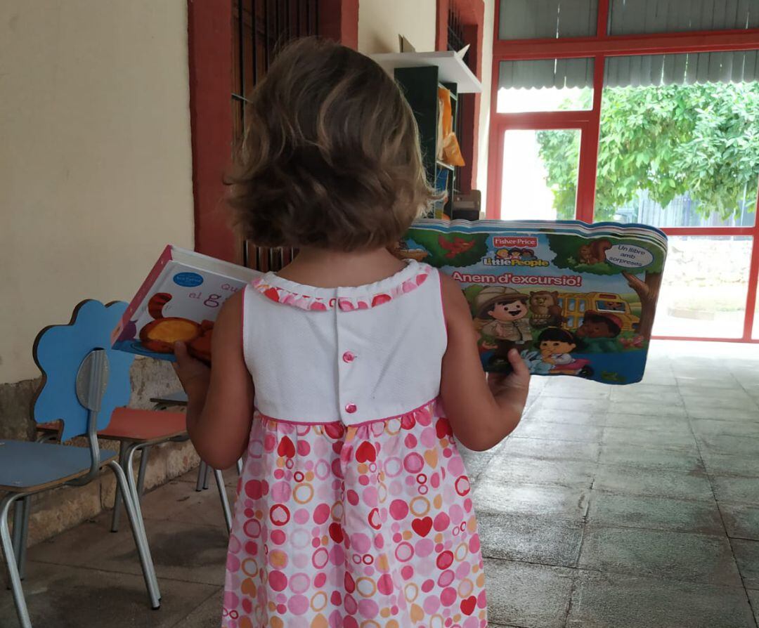 La pequeña Inés con el ejemplar nuevo del libro devuelto 