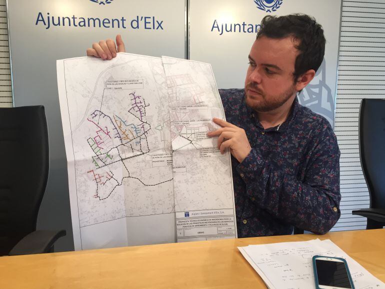 El concejal de Aguas, Antonio García, muestra el plano de las obras el colector de Peña de las Águilas