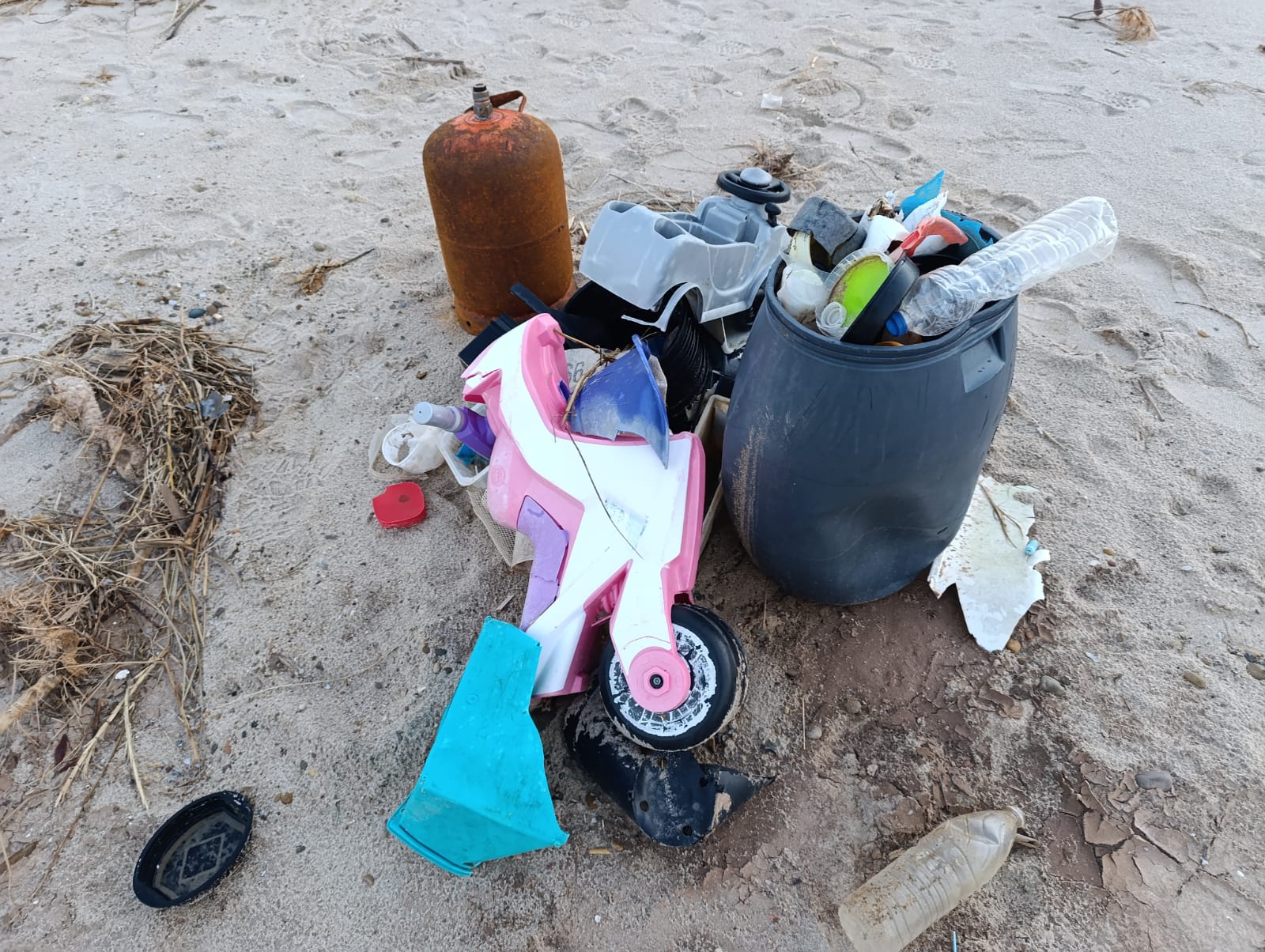 Juguetes y enseres amontonados en la playa de La Garrofera, al sur de València.