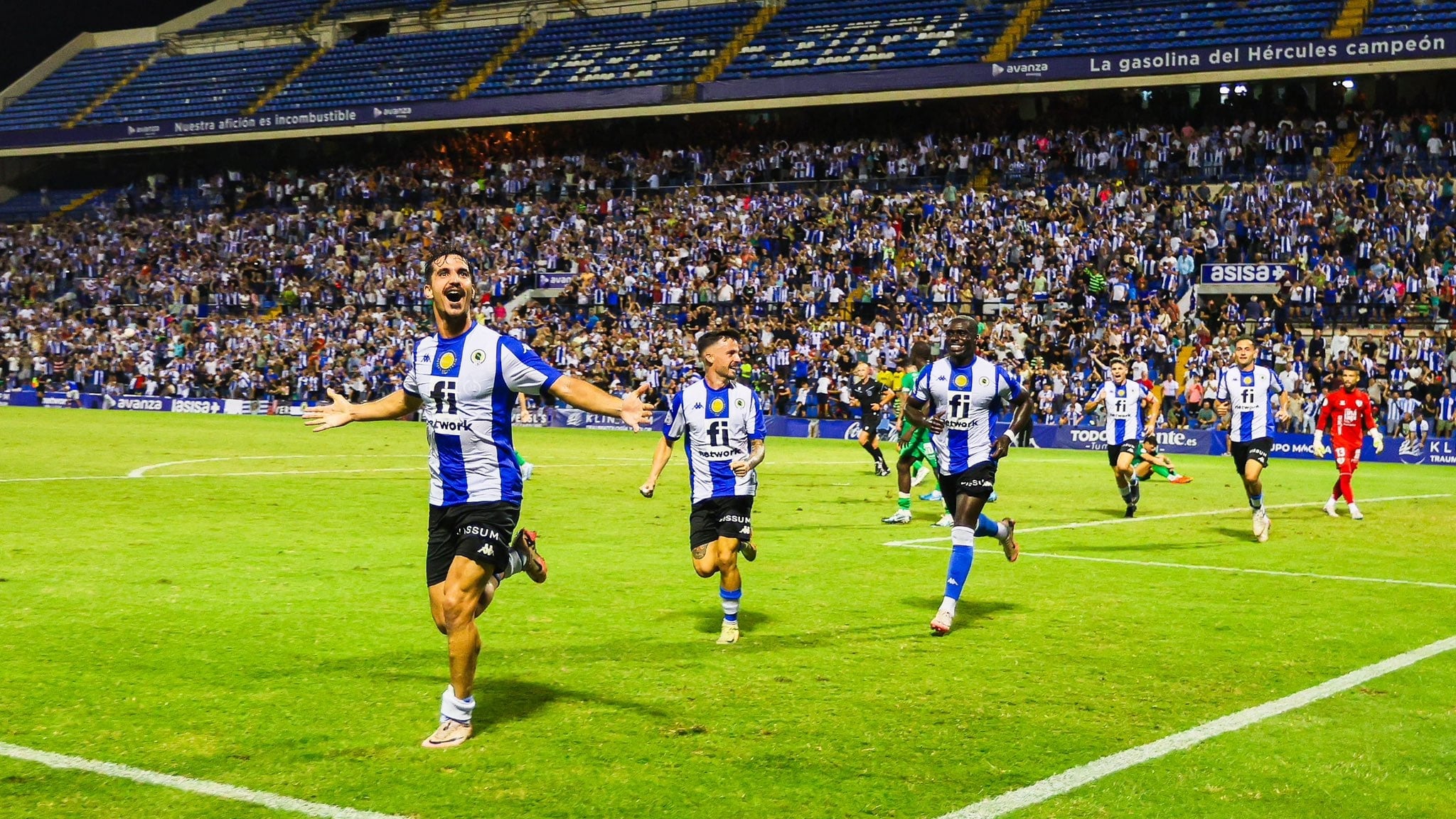 Oriol Soldevila celebra su gol frente al Antequera, en el Rico Pérez