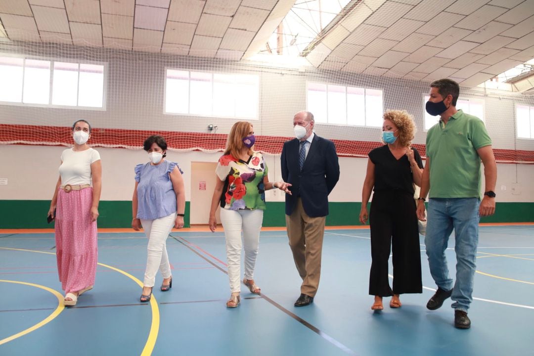 Imagen de la visita al polideportivo de Cantillana