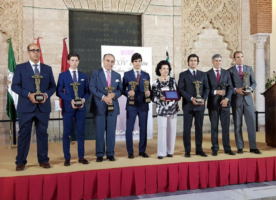 De izquierda a derecha, el picador Juan Antonio Carbonell, el novillero Ángel Jiménez, el ganadero de Fuente Ymbro, Ricardo Gallardo; Pablo Aguado, la viuda del doctor Ramón Vila, Pilar Cañas; Morante de La Puebla, el banderillero Curro Javier y Jorge de lemus, quien recogió el trofeo de José María Manzanares