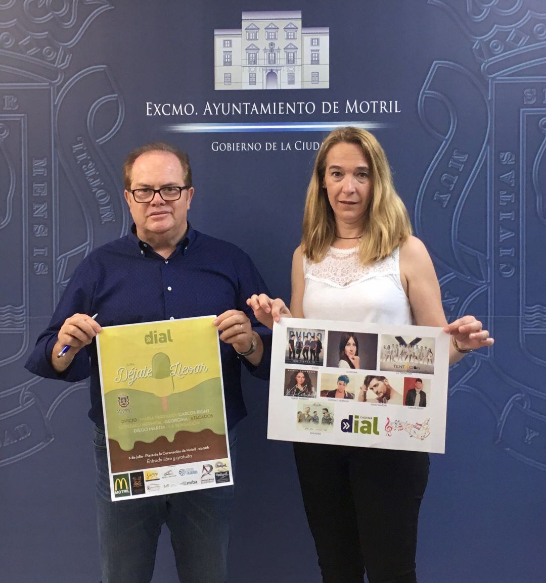 El director comercial de la SER, Paco Anguita y la concejal de fiestas de Motril, Madelin Banqueri, presentan el cartel anunciador