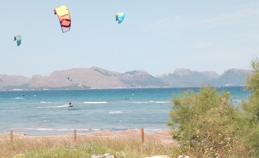 Personas practicando &#039;kite surf&#039; en una playa de las Islas