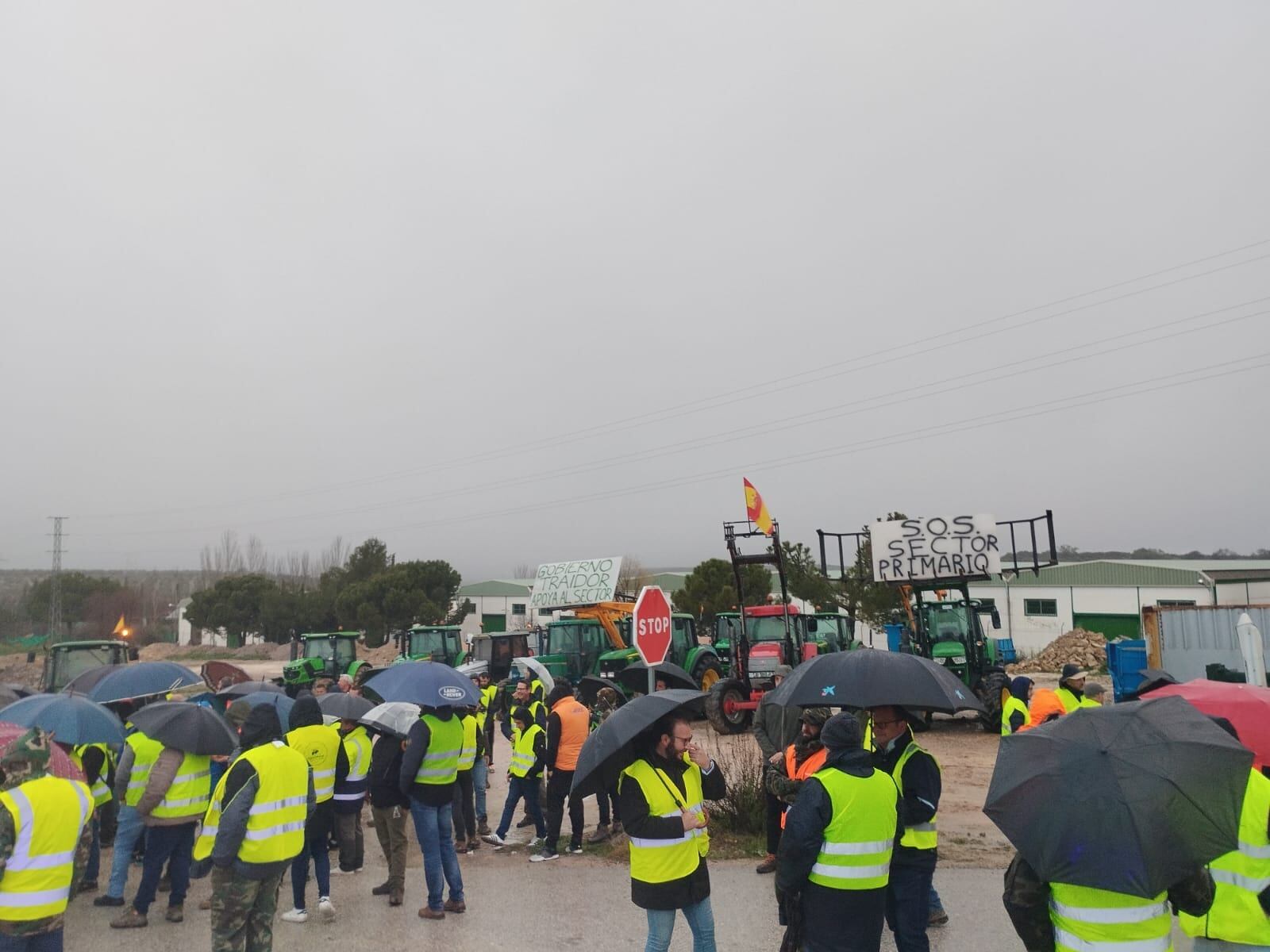 Agricultores y transportistas de Jaén cortan la A-316.