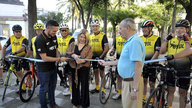 La Agrupación Ciclista Xerez y El club 'Los Pepe's', jnto a la alcaldesa el día de la salida
