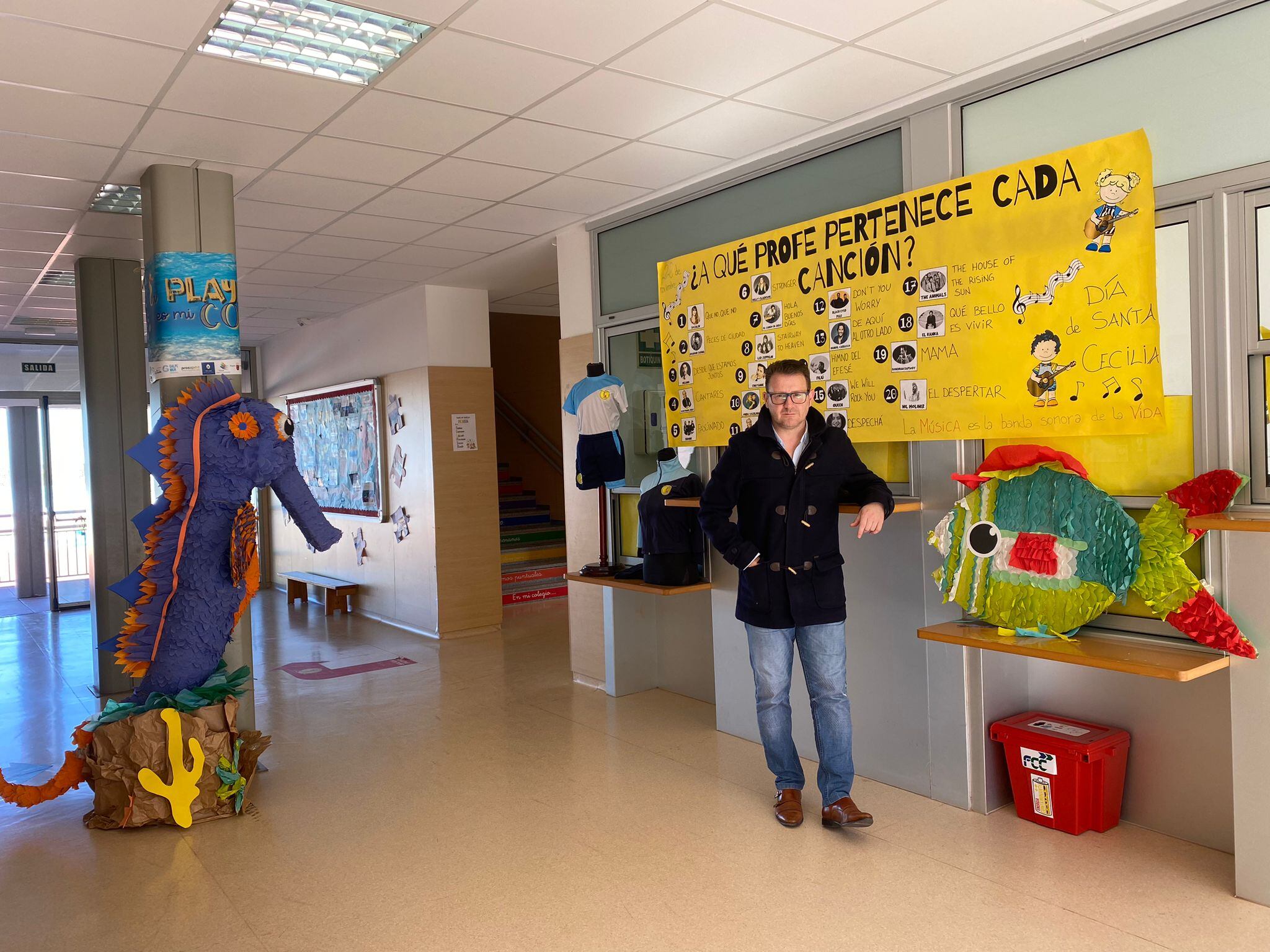 Representantes femeninas de la sociedad cartagenera se acercan a los alumnos del CEIP Félix Rodríguez de la Fuente