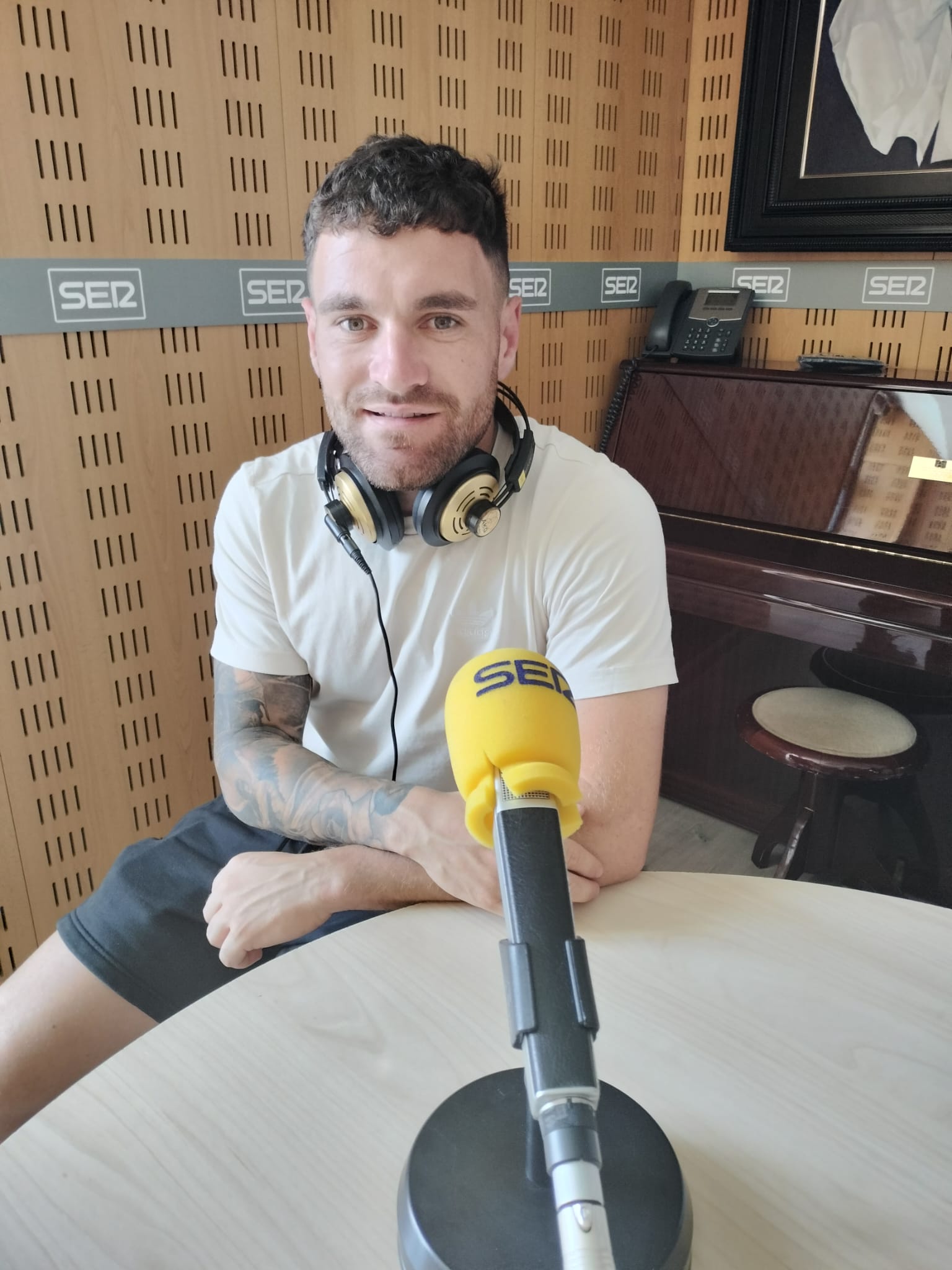 Javi Galán, futbolista del RC Celta de Vigo, en los estudios de la SER en Badajoz.