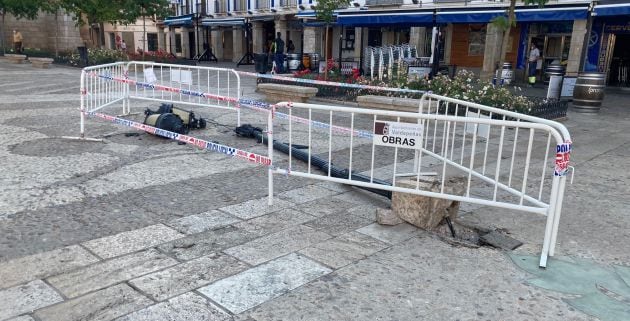 Imagen de la farola caída en la Plaza de España de Valdepeñas (Ciudad Real)