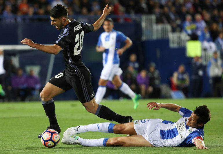 Asensio, con el balón durante el partido en Butarque