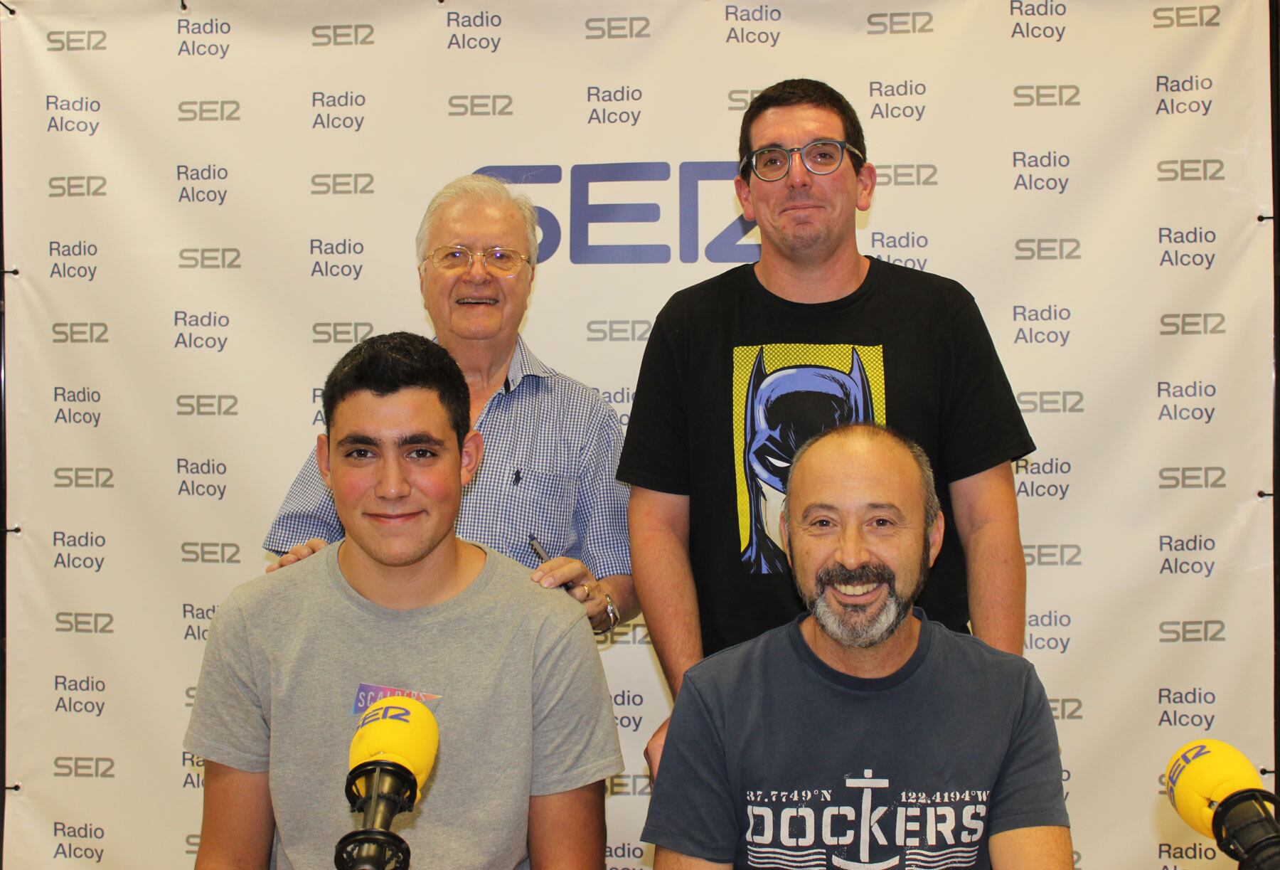 Paco Aznar junto a Juan Luis Mahíquez, Pascual Botella y Marcos Castelló, en el estudio central de Radio Alcoy