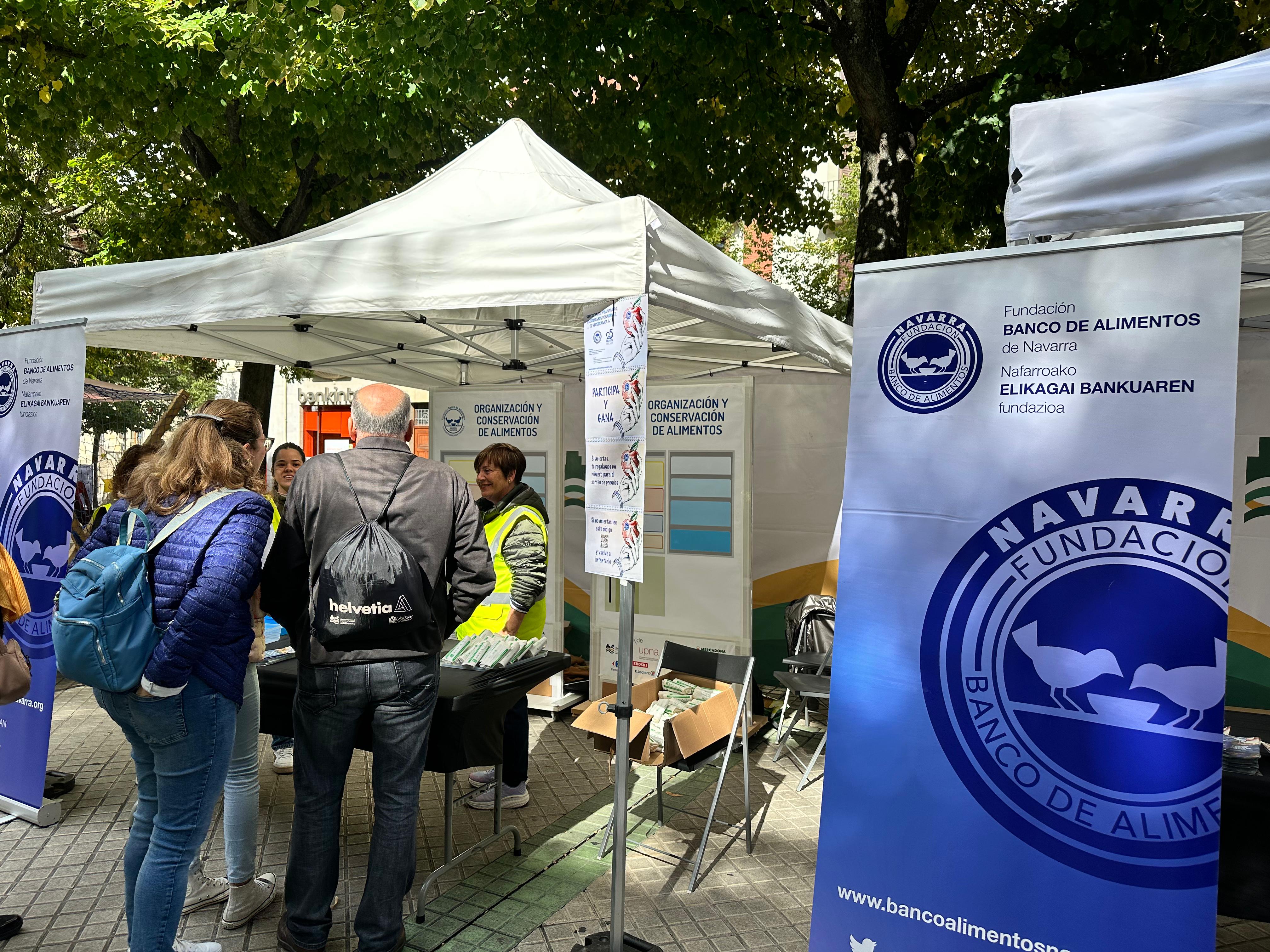 El Banco de Alimentos ha colocado mesas informativas hoy en el Paseo de Sarasate, en el centro de Pamplona, para concienciar contra el desperdicio de alimentos.