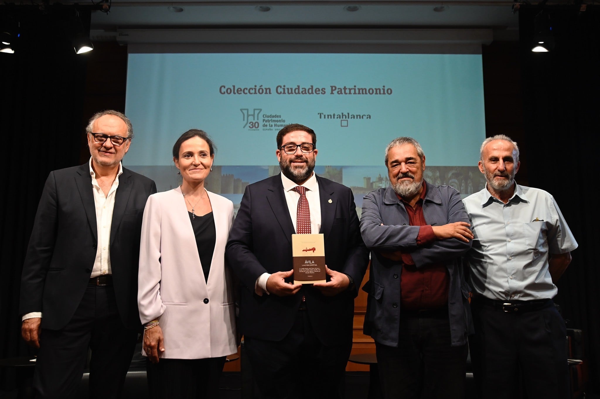 El alcalde de Ávila y la teniente alcalde de Cultura y Turismo con el editor, César Heranández y los autores del libro, Carlos Aganzo y Ricardo Sánchez