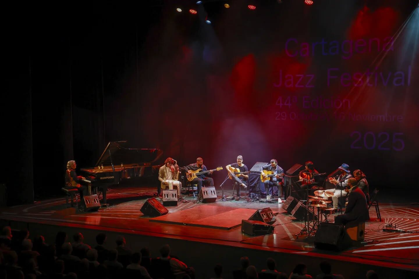 El elenco de este Paco de Lucía Legacy esta formado nada menos que por Chano Domínguez al piano, Antonio Lizana al cante, al saxo y a la flauta travesera, Antonio Sánchez a la guitarra, Josemi Carmona a la guitarra, el gran Duquende al cante, Juan Habichuela nieto a la guitarra, Israel Suárez “Piraña” a la percusión, Jony Losada, el último en incorporarse al grupo, al bajo, y el prodigioso bailaor Farru, aportando el compás y el ritmo de su taconeo a un conjunto sobresaliente.