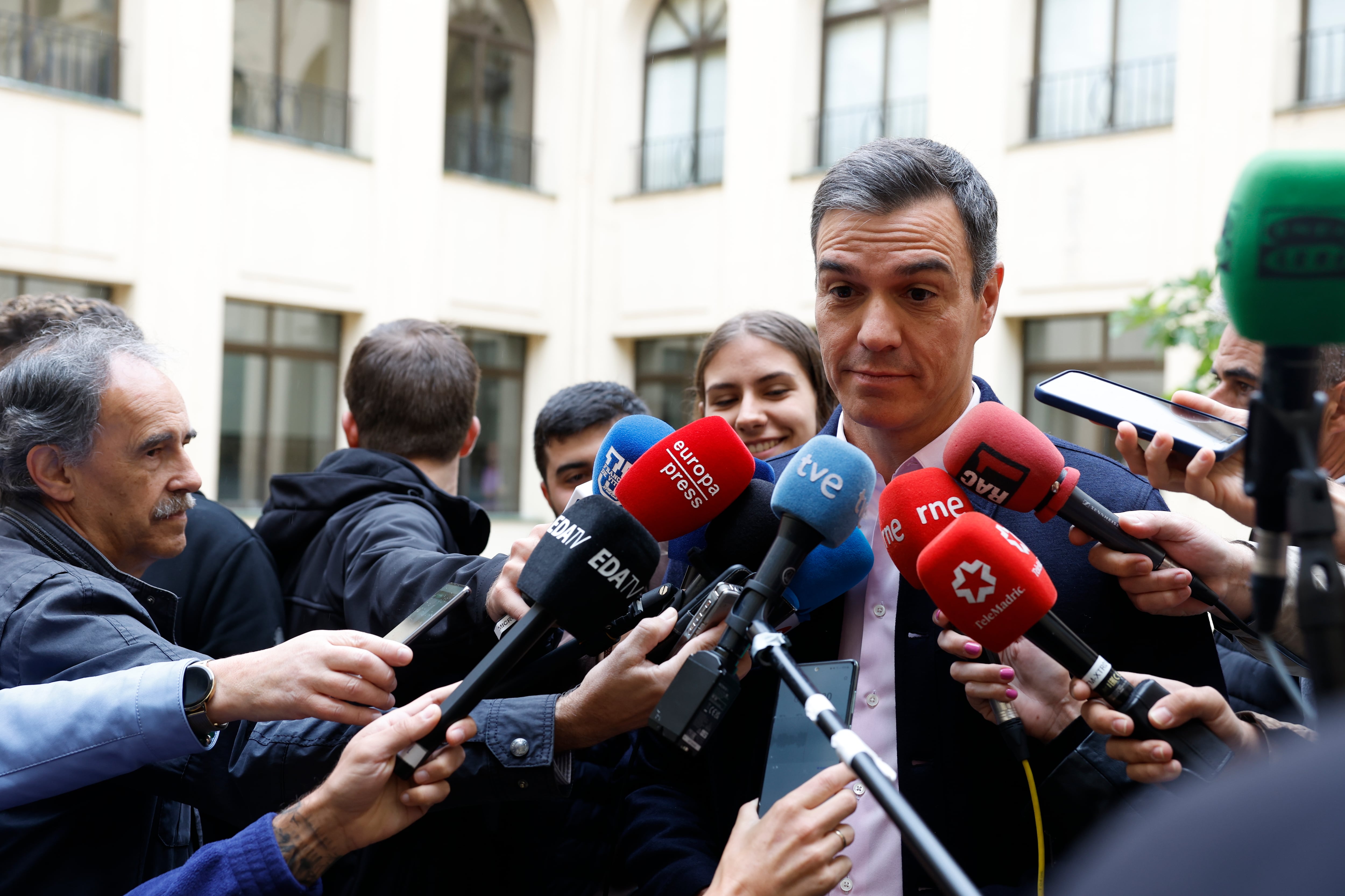 El presidente del Gobierno, Pedro Sánchez, atiende a los medios tras ejercer su derecho al voto en el colegio Nuestra Señora del Buen Consejo, este domingo 28 de mayo, durante las elecciones locales municipales y autonómicas