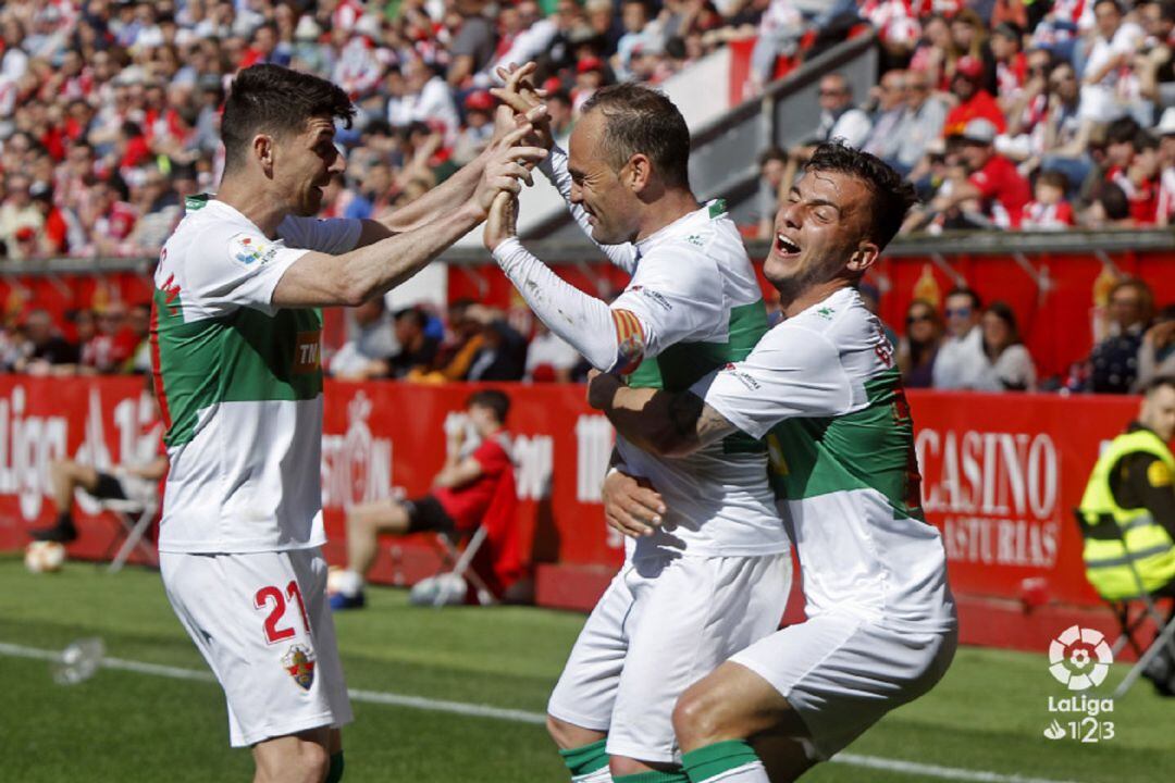 Nino, en el centro, celebra su gol en Gijón con Javi Flores y Borja