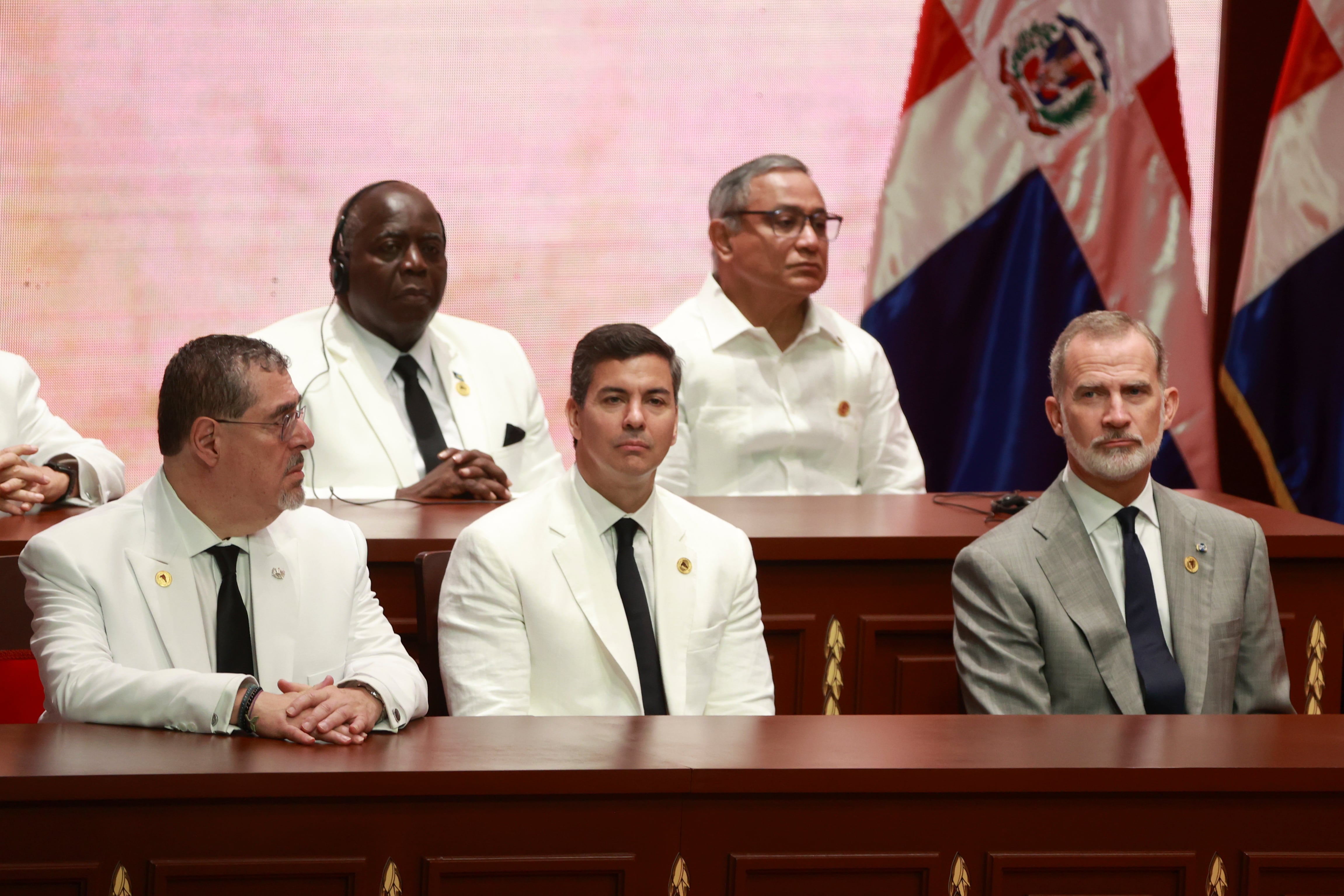 Desde la izquierda, los presidentes de Guatemala, Bernardo Arévalo, y de Paraguay, Santiago Peña, y el rey Felipe VI asisten a la investidura de Luis Abinader como presidente de República Dominicana.