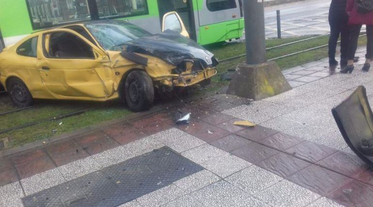 Imagen del coche involucrado en el último accidente del tranvía en Vitoria. 