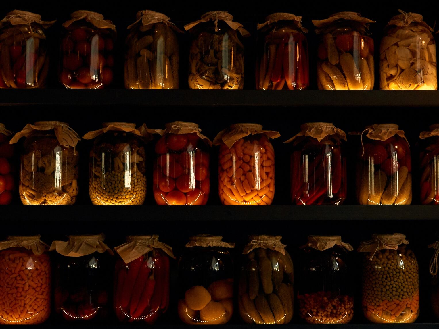 Tarros de vidrio con verduras encurtidas.