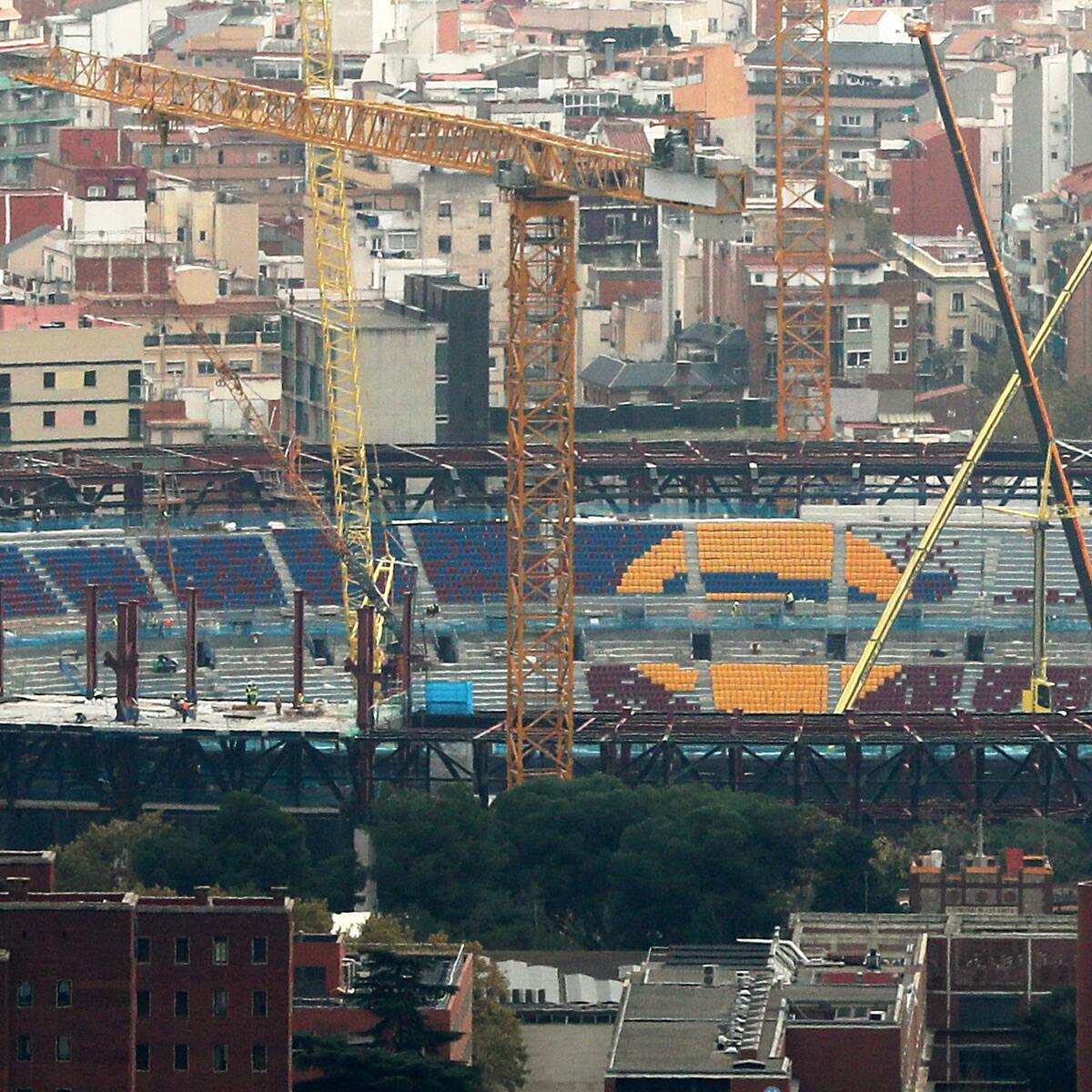 Sin fútbol en el nuevo Camp Nou hasta mediados de febrero: el Barça informa a sus socios que seguirá en Montjuic