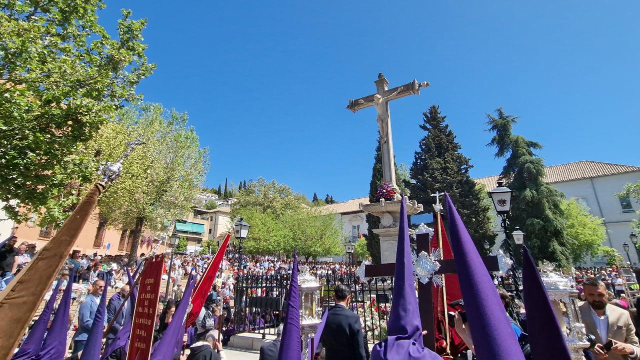 Acto de conmemoración de la muerte de Jesús ante el Cristo de los Favores, en el Campo del Príncipe de Granada el Viernes Santo de 2023