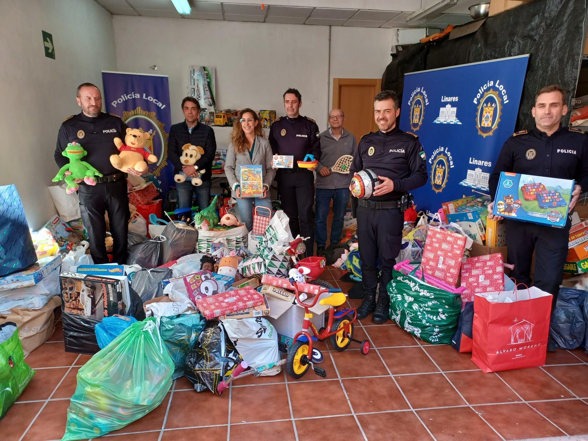 Policía Local de Linares entrega a Cáritas las donaciones de su primera campaña de recogida de juguetes.