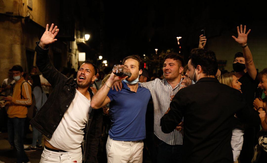 Grupos de personas celebran y beben en la via pública sin respetar las mediadas sanitarias por el Covid el pasado sábado en Barcelona