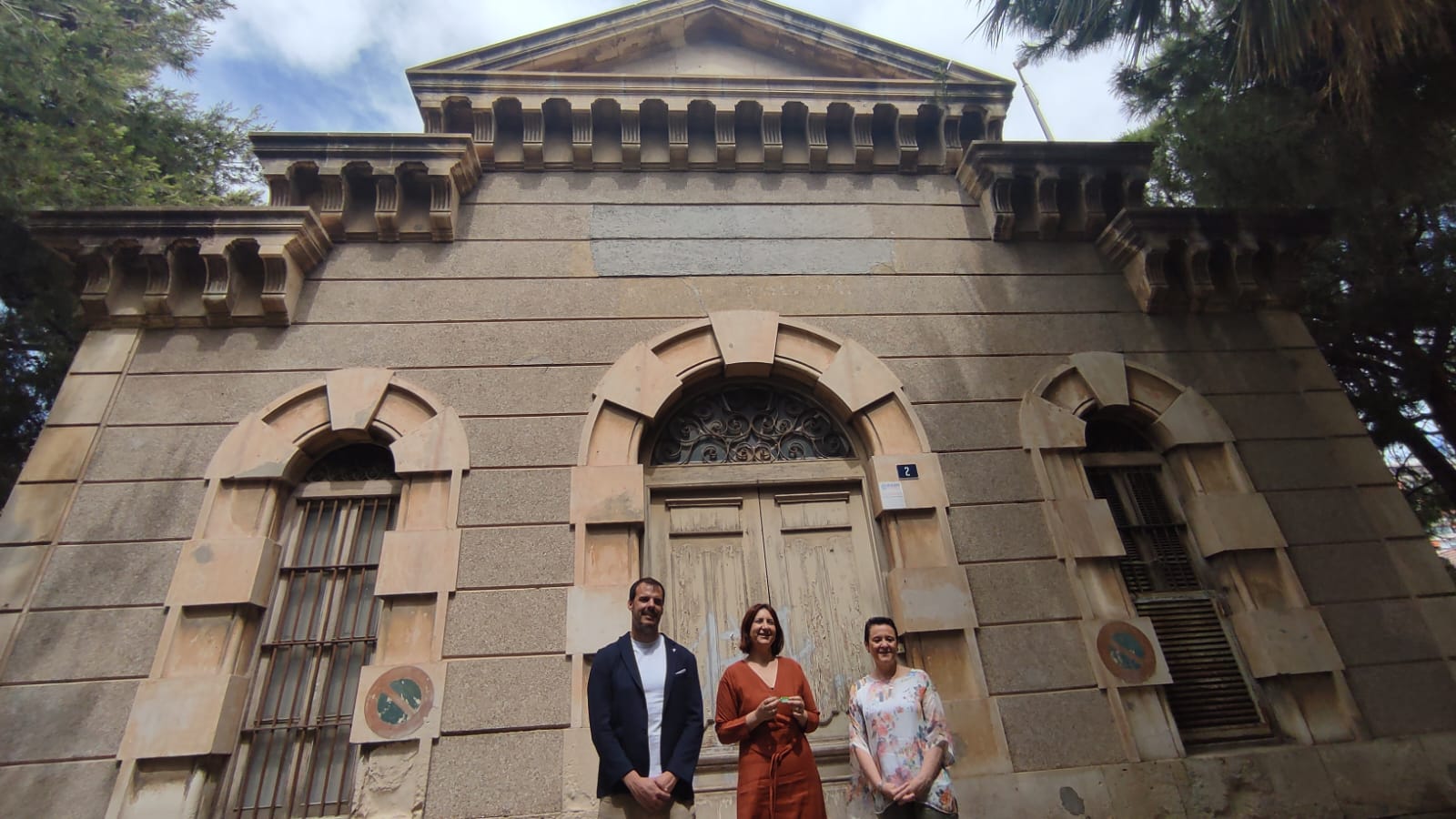 La consellera posando junto con su director general y su secretaria autonómica a la entrada del inmueble. IMAGEN DE ARCHIVO