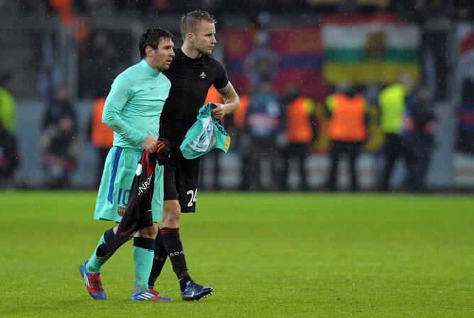 El jugador del Barcelona, el argentino Lionel Messi (i) intercambia camiseta con Michal Kadlec (d) del Bayer Leverkusen hoy, martes 14 de febrero de 2012, durante el partido de ida de los dieciseisavos de final de la Liga de Campeones