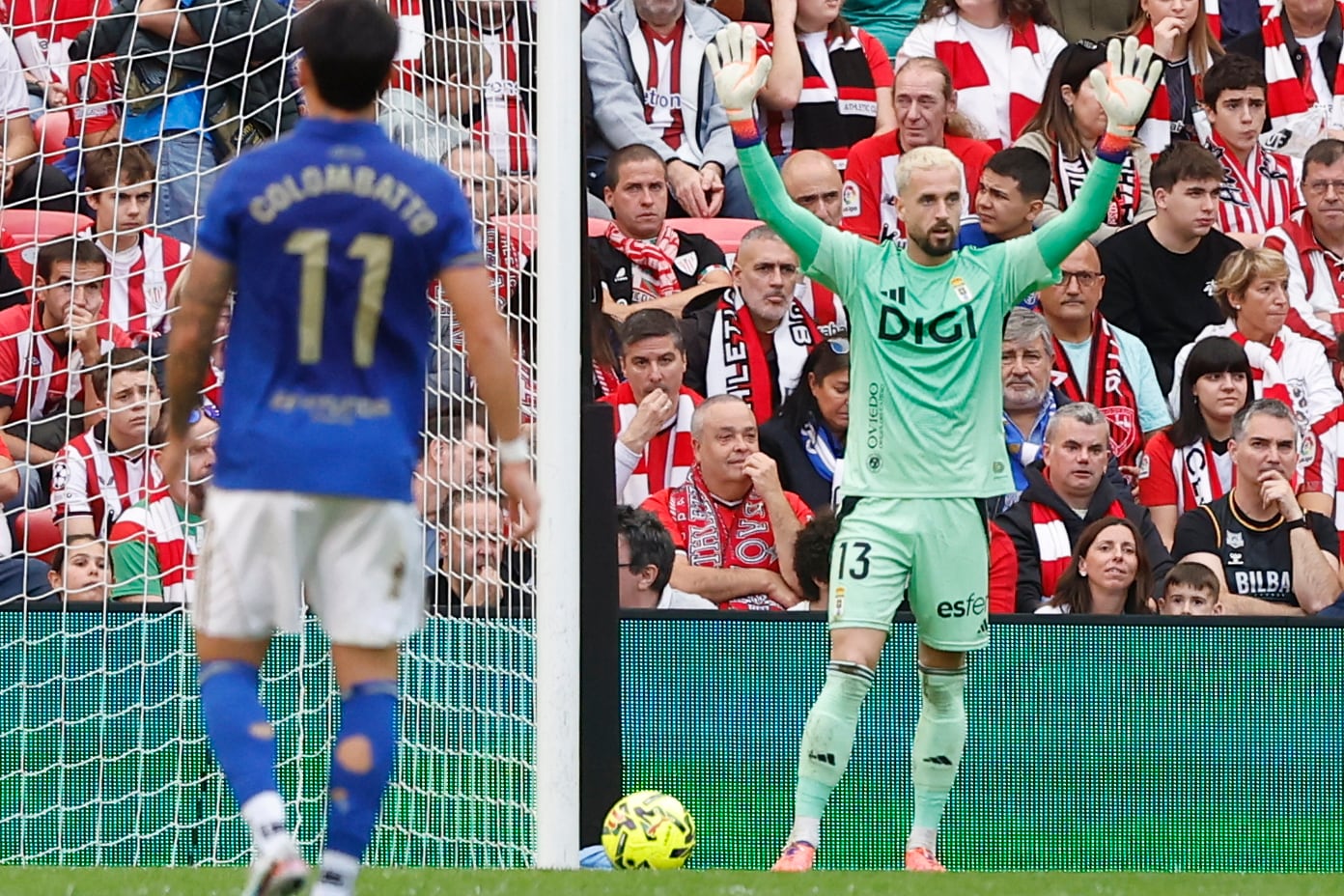 BILBAO, 09/11/2025.- El portero del Real Oviedo, Aarón Escandell, durante el partido de la jornada 12 de Liga disputado este domingo en el estadio de San Mamés. EFE/Miguel Toña
