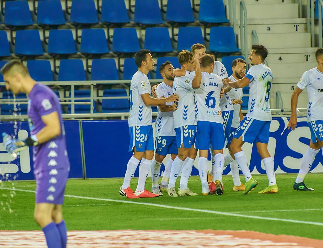 Los blanquiazules celebran el tanto marcado por Fran Sol al Lugo