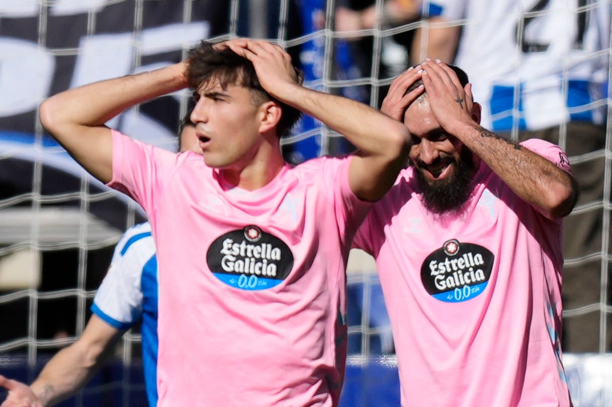 BARCELONA, 14/02/2026.- Lso jugadores del Celta Javi Rodríguez (i) y Borja Iglesias se lamentan de una ocasión fallida durante el partido de Liga que el Espanyol y el Celta disputan este sábado en el RVDE Stadium. EFE/ Enric Fontcuberta