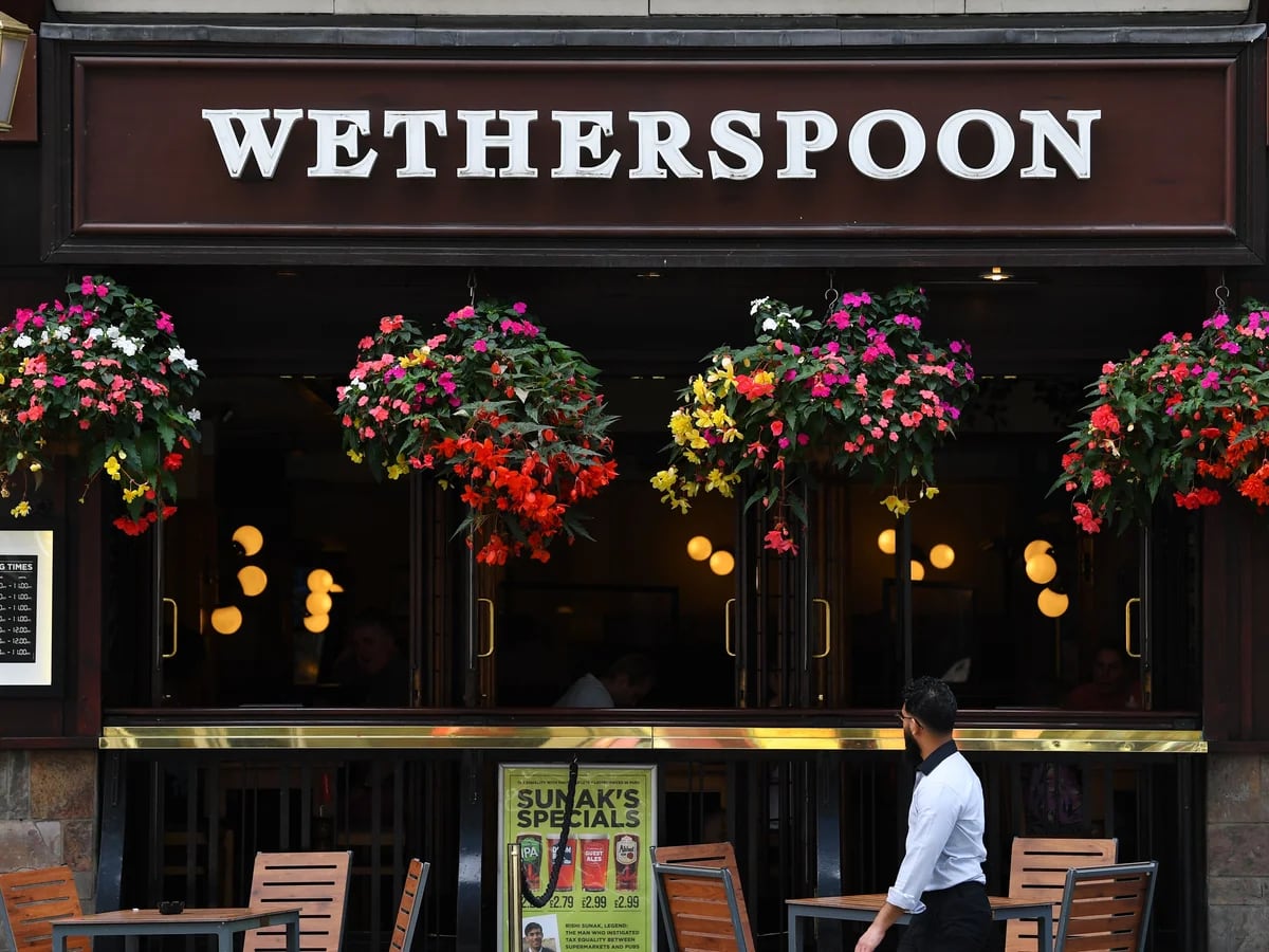 Local de la franquicia &#039;Wetherspoons&#039; ubicado en el centro de Londres.