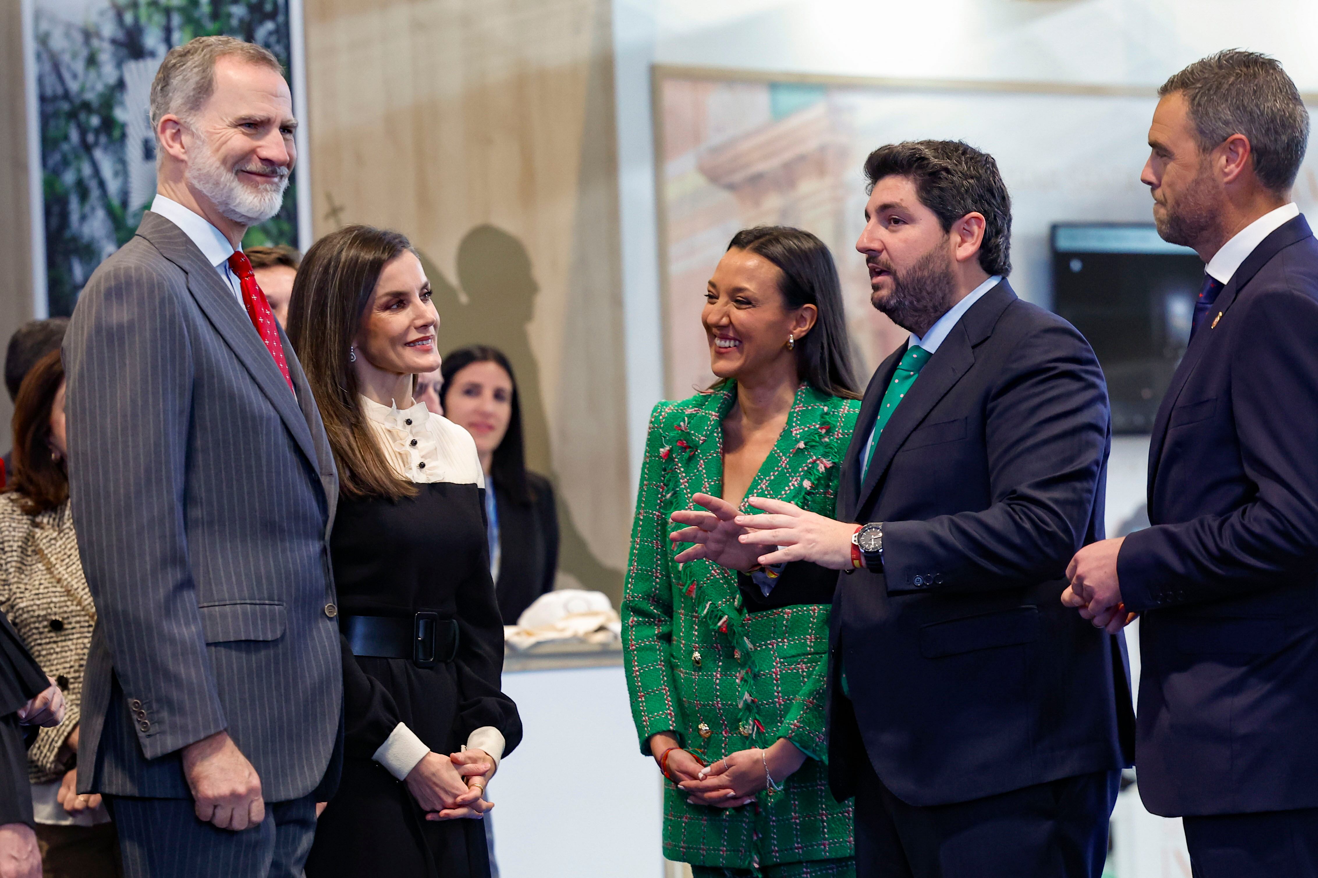 MADRID, 24/01/2024.- El rey Felipe VI y la reina Letizia saludan al presidente de Murcia, Fernando López Miras (d) tras inaugurar Fitur 2024 en Ifema, Madrid este miércoles. EFE/Chema Moya