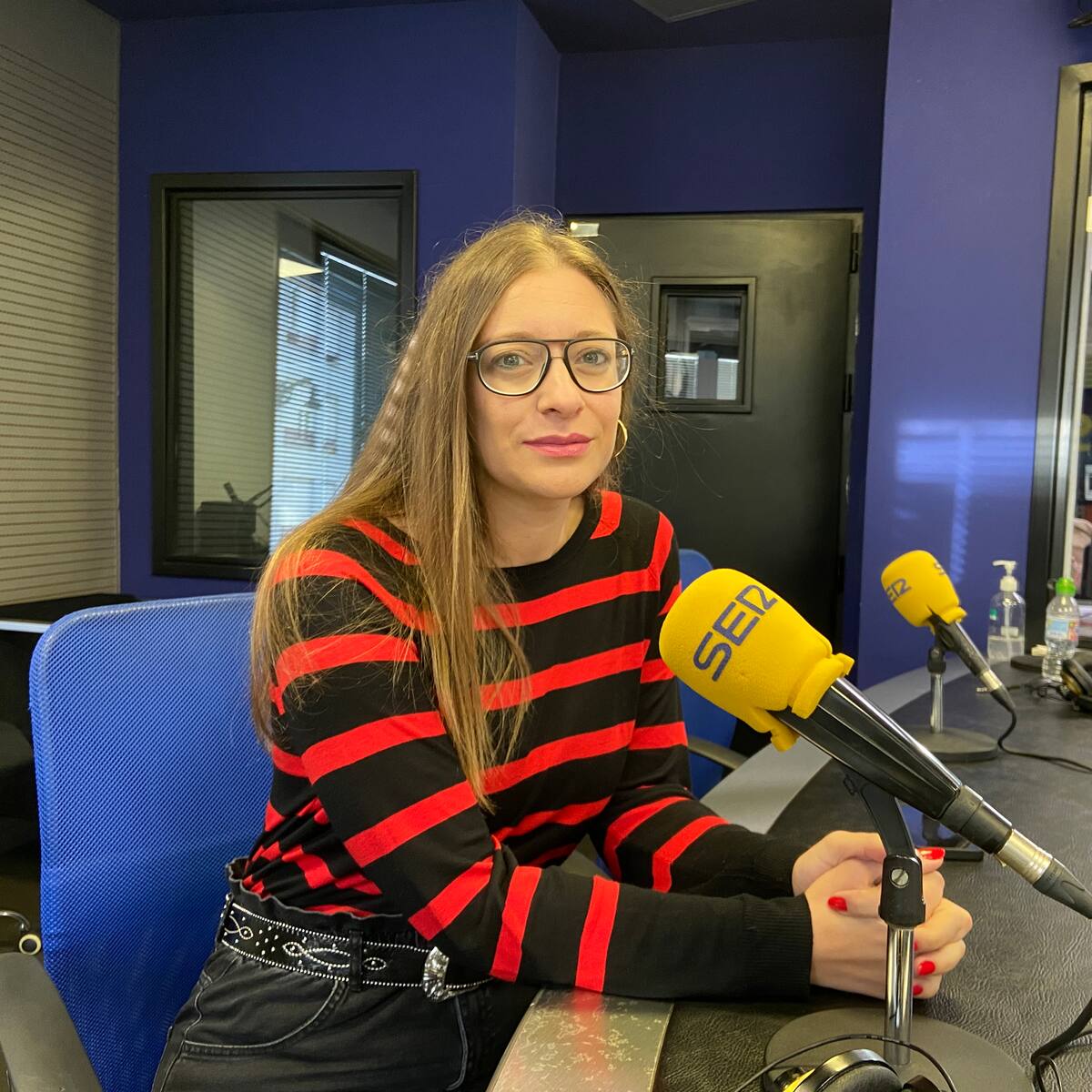 La delegada de la Junta en León firma el documento que levanta la suspensión cautelar de la demolición de las torres y chimeneas de Compostilla